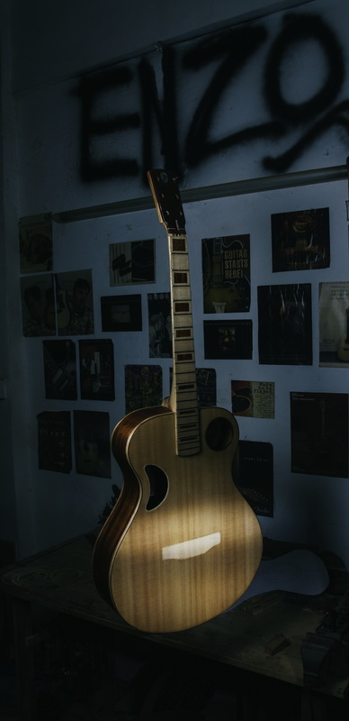 Guitar hanging v1