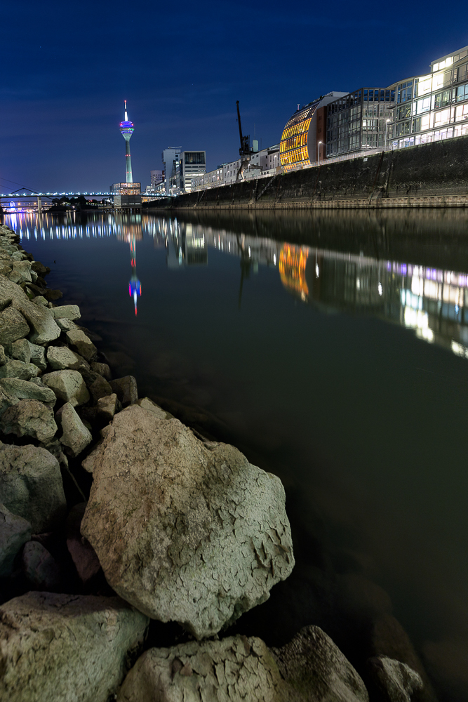 media_harbour_by_night
